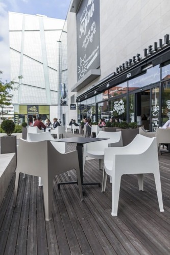 Krzesło Coccolona z podłokietnikami 2320 15 Scab Design gołębi szary prostota minimalizm nowoczesność komfort wysoka jakość włoskie do kawiarni do hotelu restauracji