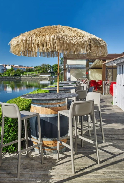 Parasol ogrodowy Ezpeleta Manila, starannie wykonany produkt, który chroni przez niebezpiecznym promieniem UV, wytrzymały oraz odporny na temperaturę, nowoczesny design