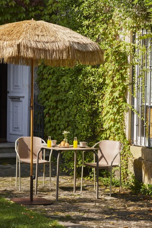 Parasol ogrodowy Ezpeleta Manila, starannie wykonany produkt, który chroni przez niebezpiecznym promieniem UV, wytrzymały oraz odporny na temperaturę, nowoczesny design