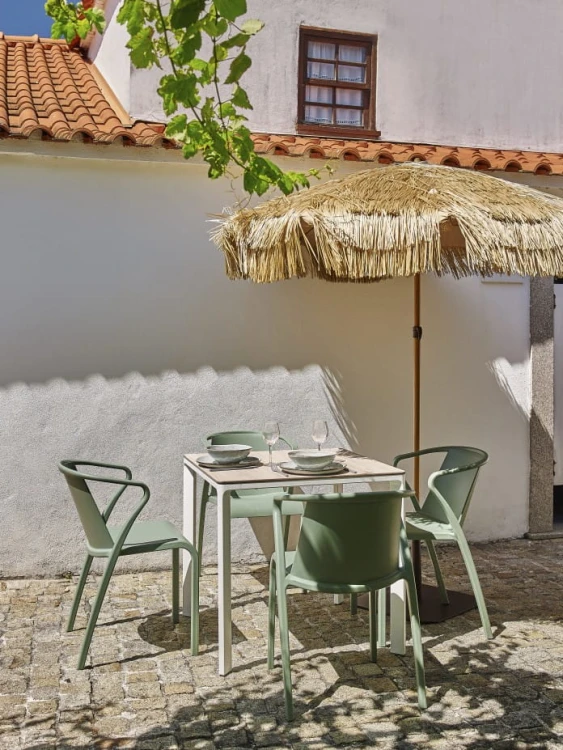 Parasol ogrodowy Ezpeleta Manila, starannie wykonany produkt, który chroni przez niebezpiecznym promieniem UV, wytrzymały oraz odporny na temperaturę, nowoczesny design