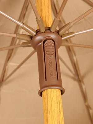 Parasol ogrodowy Ezpeleta Manila, starannie wykonany produkt, który chroni przez niebezpiecznym promieniem UV, wytrzymały oraz odporny na temperaturę, nowoczesny design