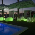 Sofa Airball włoskiej marki Plust podświetlana LED outdoorowa na taras do ogródka hotelu restauracji kawiarni
