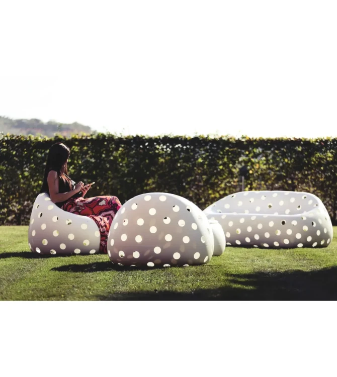 Sofa Airball włoskiej marki Plust podświetlana LED outdoorowa na taras do ogródka hotelu restauracji kawiarni