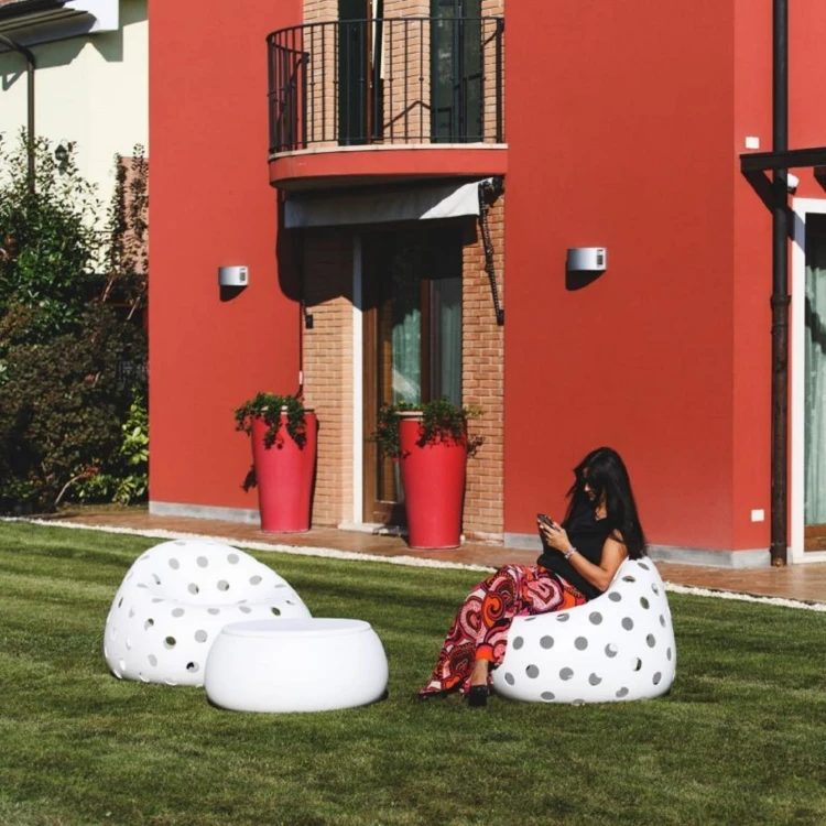 Sofa Airball włoskiej marki Plust podświetlana LED outdoorowa na taras do ogródka hotelu restauracji kawiarni