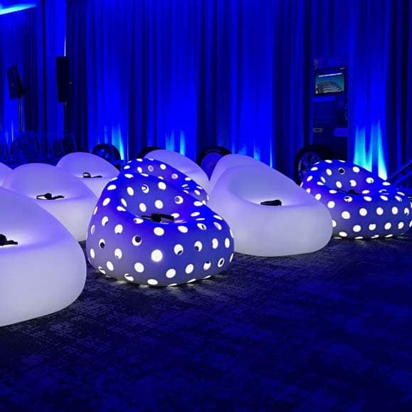 Sofa Airball włoskiej marki Plust podświetlana LED outdoorowa na taras do ogródka hotelu restauracji kawiarni