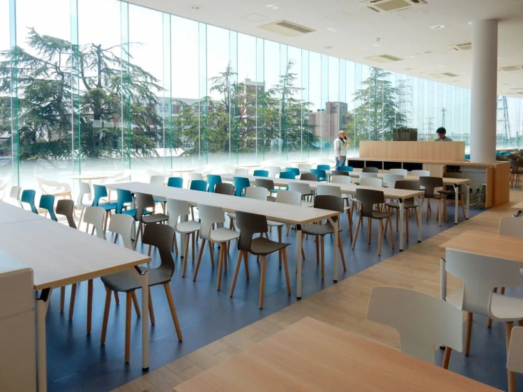 włoski design, stylowe krzesło, nowoczesne krzesło, outdoorowe krzesło, drewniane nóżki