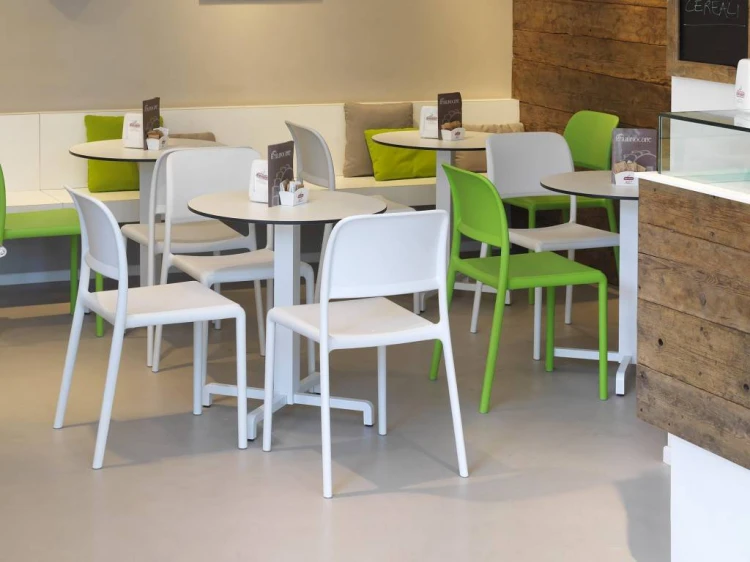 Krzesło Riva bistrot włoskiej marki Nardi antracytowe do ogrodu na taras do restauracji kawiarni ogrodowe sztaplowane