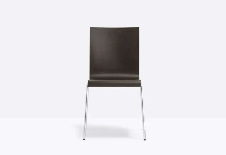 krzesło Kuadra, krzesło Pedrali, krzesło stalowe, krzesło drewniane, krzesło do jadalni, krzesło do kawiarni, krzesło do restauracji, nowoczesny design, włoski design