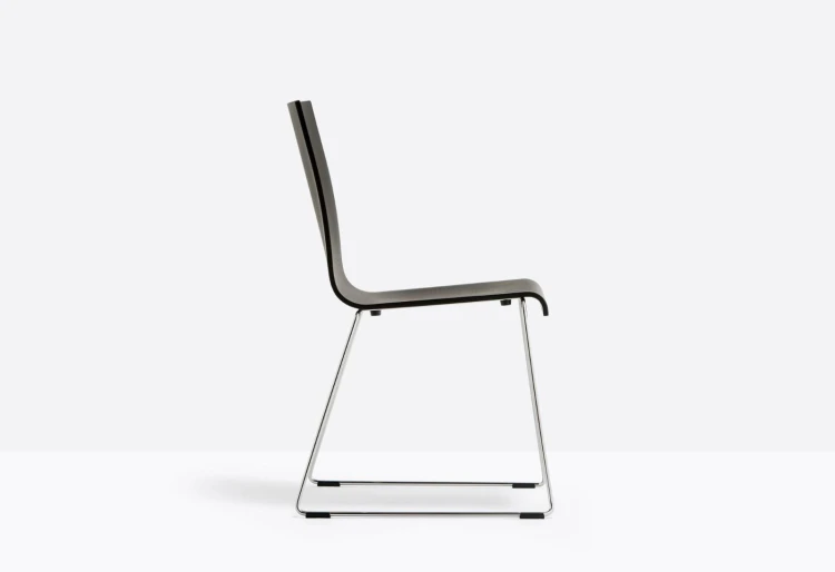 krzesło Kuadra, krzesło Pedrali, krzesło stalowe, krzesło drewniane, krzesło do jadalni, krzesło do kawiarni, krzesło do restauracji, nowoczesny design, włoski design