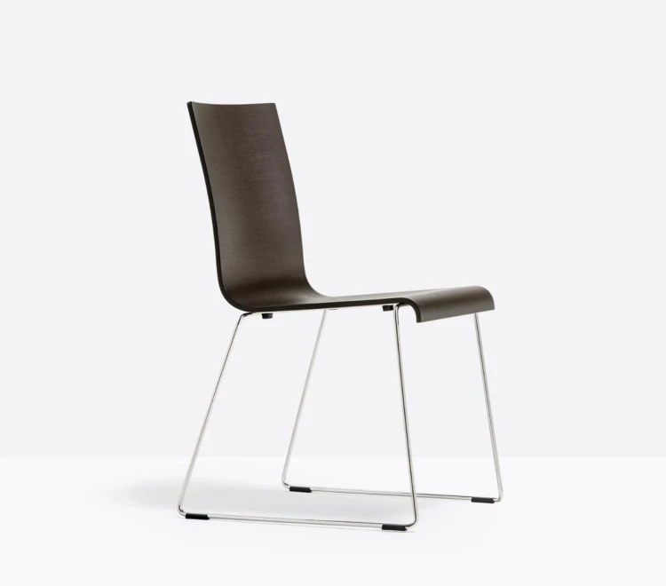 krzesło Kuadra, krzesło Pedrali, krzesło stalowe, krzesło drewniane, krzesło do jadalni, krzesło do kawiarni, krzesło do restauracji, nowoczesny design, włoski design