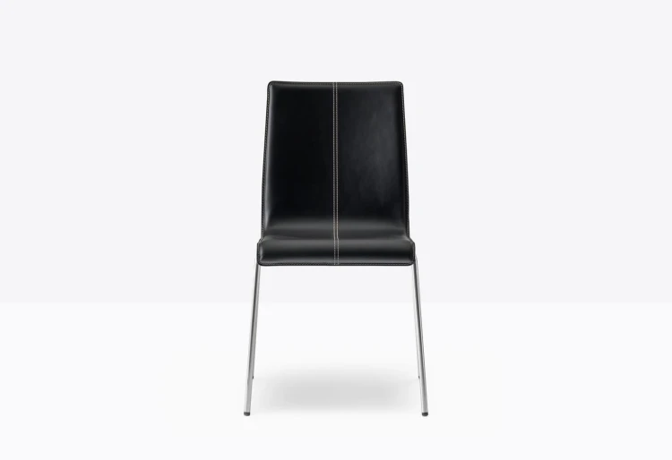 krzesło Kuadra, krzesło Pedrali, krzesło stalowe, krzesło skórzane, krzesło do jadalni, krzesło do kawiarni, krzesło do restauracji, nowoczesny design, włoski design