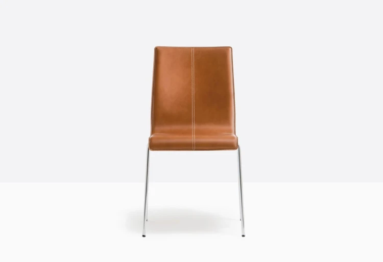 krzesło Kuadra, krzesło Pedrali, krzesło stalowe, krzesło skórzane, krzesło do jadalni, krzesło do kawiarni, krzesło do restauracji, nowoczesny design, włoski design
