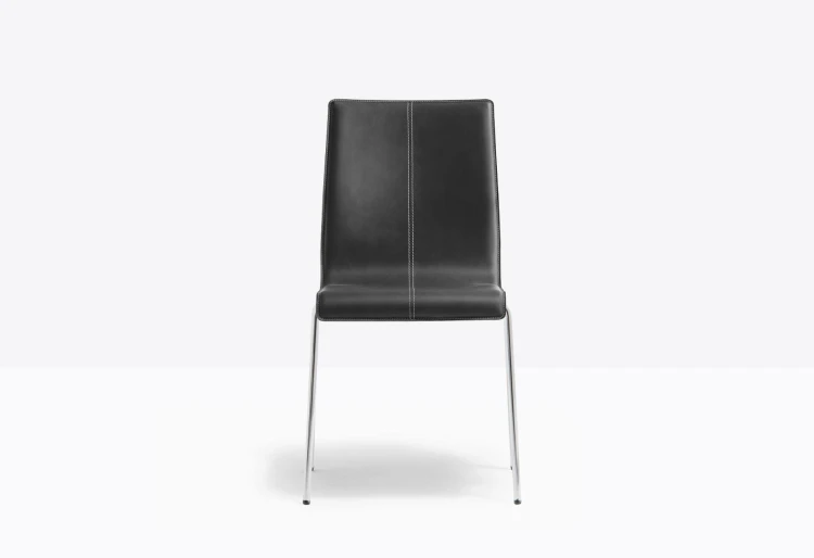 krzesło Kuadra, krzesło Pedrali, krzesło stalowe, krzesło skórzane, krzesło do jadalni, krzesło do kawiarni, krzesło do restauracji, nowoczesny design, włoski design