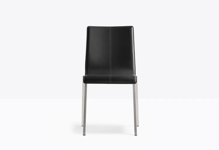 krzesło Kuadra, krzesło Pedrali, krzesło stalowe, krzesło skórzane, krzesło do jadalni, krzesło do kawiarni, krzesło do restauracji, nowoczesny design, włoski design