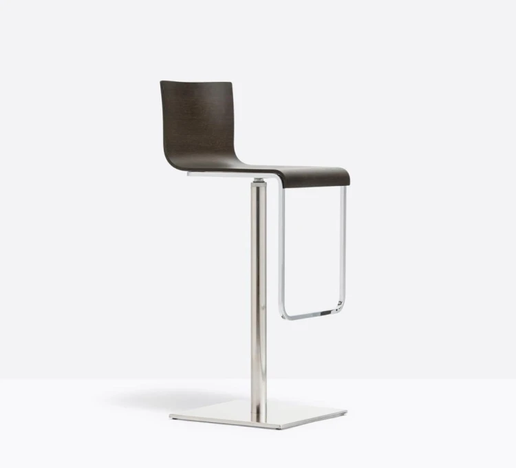 hoker Kuadra, hoker Pedrali, hoker obrotowy, hoker do jadalni, hoker do kuchni, hoker do restauracji, hoker drewniany, nowoczesny hoker, nowoczesny design, włoski design