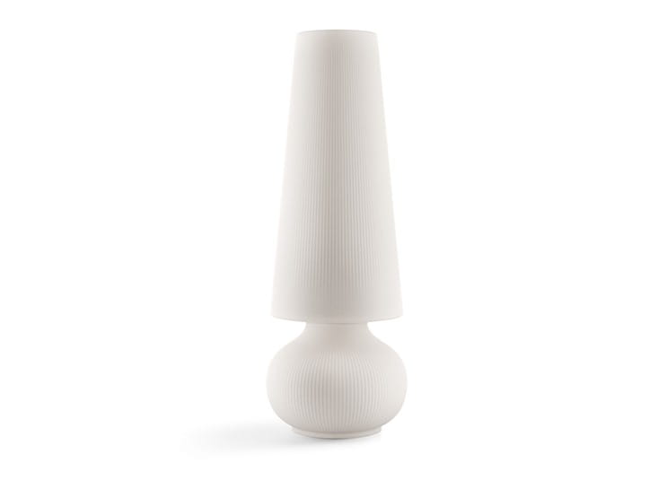 lampa Fade M, lampa Plust, lampa podłogowa, lampa outdoorowa, lampa na taras, nowoczesny design