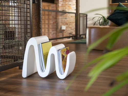 Stojak na gazety Wave Lyxo Design, stojak na gazety designerski, stojak na gazety z tworzywa sztucznego, stojak na gazety outdoorowy, stojak na gazety na dwór