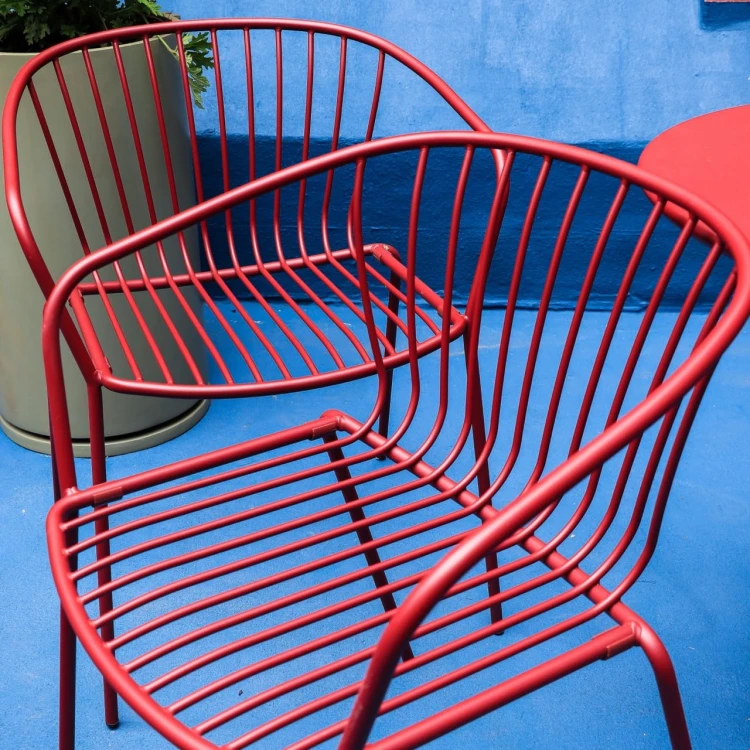 krzesło Amitha, styl industrialny, krzesło outdoor, krzesło do restauracji, minimalizm, trwałość, odporność na warunki, nowoczesny design, pręty stalowe, loft, meble komercyjne