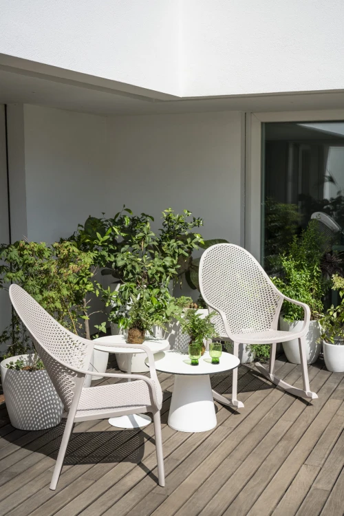 fotel outdoor, meble ogrodowe, perforowane oparcie, podłokietniki, ergonomia, komfort, styl industrialny, sztaplowanie, ogródek restauracyjny, balkon, trwałość, design