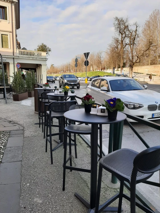 hoker Nuta, Gaber, hoker do kawiarni, hoker tarasowy, ażurowy hoker, nowoczesny hoker z tworzywa, ergonomiczny hoker, hoker sztaplowany, włoski design