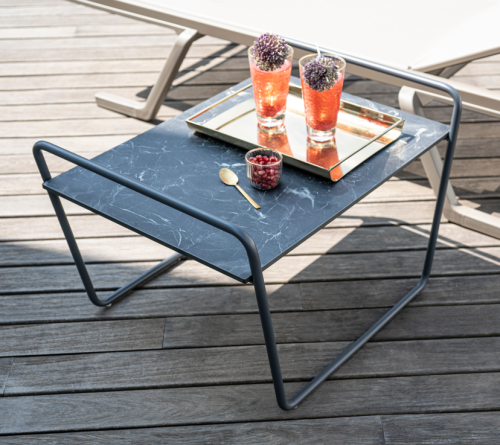 stolik Nippy, stolik boczny, stolik kawowy, stolik ogrodowy, meble outdoor, stolik do leżaka, mały stolik, designerski stolik, stolik sztaplowany, odporny na warunki atmosferyczne, nowoczesne meble ogrodowe
