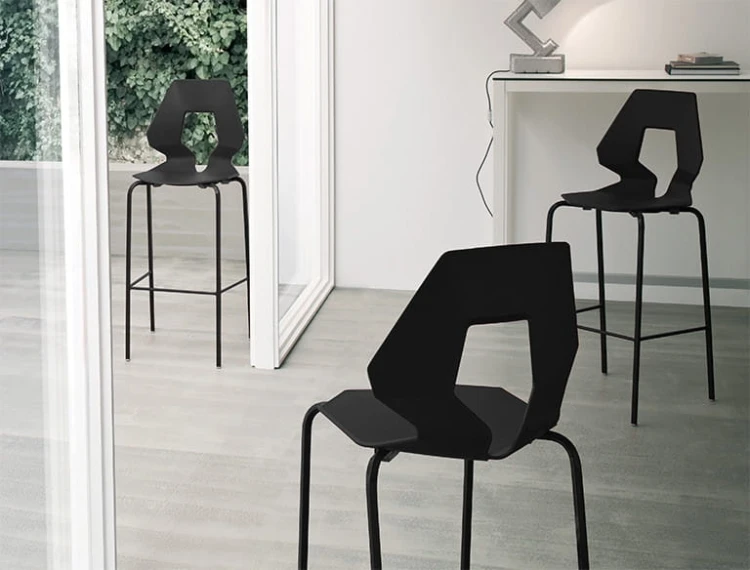 hoker designerski, nowoczesny hoker, futurystyczna forma, geometryczny kształt, hoker z tworzywa, metalowa podstawa, hoker do kuchni, hoker do restauracji