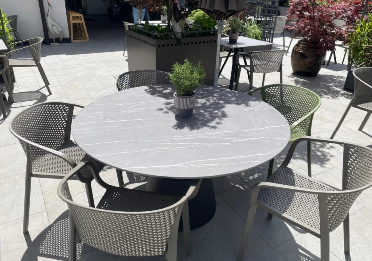 stół Nidaba, nowoczesny stół, stół do kuchni, stół do jadalni, stół do restauracji, stół do kawiarni, stół do hotelu, minimalistyczny stół, stół okrągły