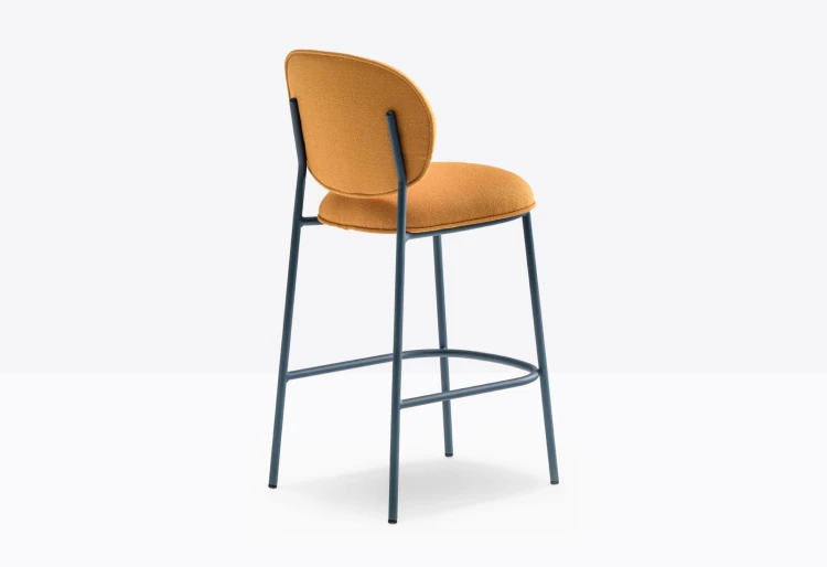 hoker Pedrali, hoker Stiel, hoker tapicerowany, włoski design, stalowa rama, hoker do jadalni, hoker do restauracji, nowoczesny hoker, minimalistyczny design