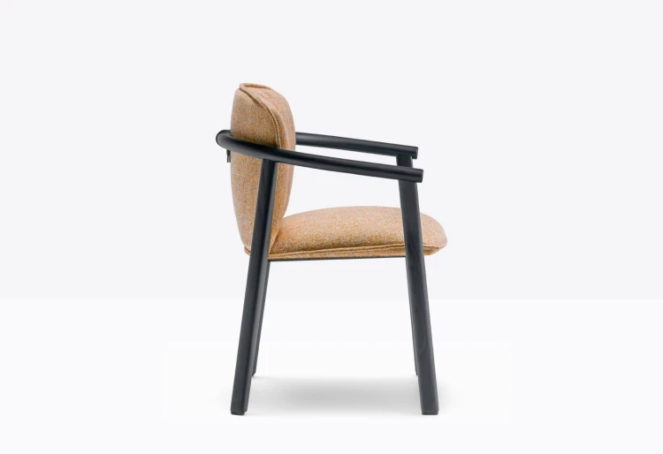krzesło Lamorisse, krzesło Pedrali, włoski design, krzesło drewniane, krzesło tapicerowane, krzesło z podłokietnikami, drewno jesionowe, eleganckie krzesło, meble włoskie, krzesło do jadalni, krzesło do restauracji, komfortowe siedzisko