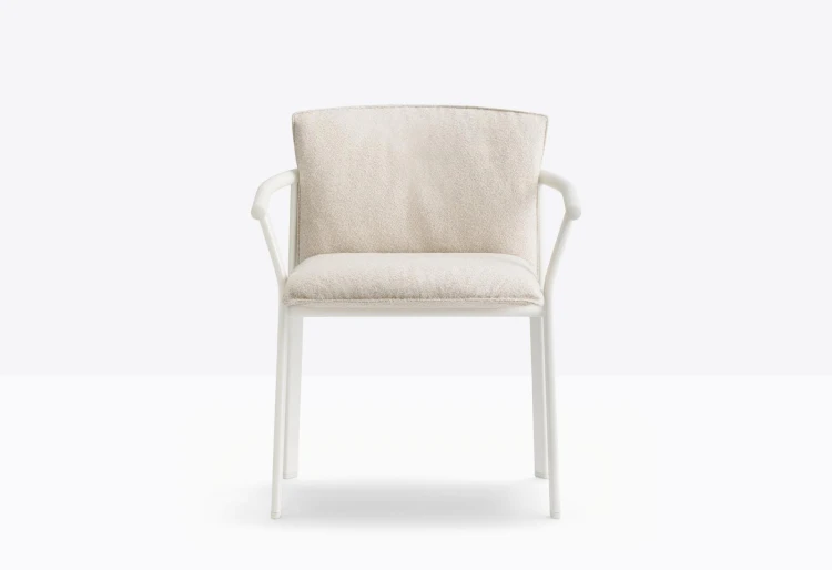 krzesło Lamorisse, krzesło Pedrali, włoski design, krzesło aluminiowe, krzesło tapicerowane, krzesło z podłokietnikami, krzesło outdoorowe, eleganckie krzesło, meble włoskie, krzesło na taras, krzesło do restauracji