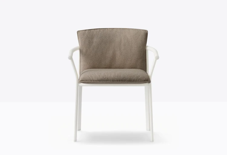 krzesło Lamorisse, krzesło Pedrali, włoski design, krzesło aluminiowe, krzesło tapicerowane, krzesło z podłokietnikami, krzesło outdoorowe, eleganckie krzesło, meble włoskie, krzesło na taras, krzesło do restauracji