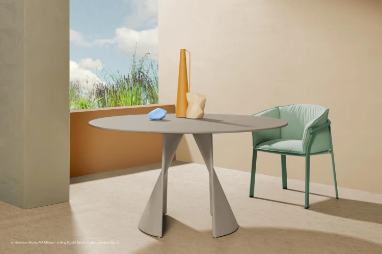 krzesło Lamorisse, krzesło Pedrali, włoski design, krzesło aluminiowe, krzesło tapicerowane, krzesło z podłokietnikami, krzesło outdoorowe, eleganckie krzesło, meble włoskie, krzesło na taras, krzesło do restauracji