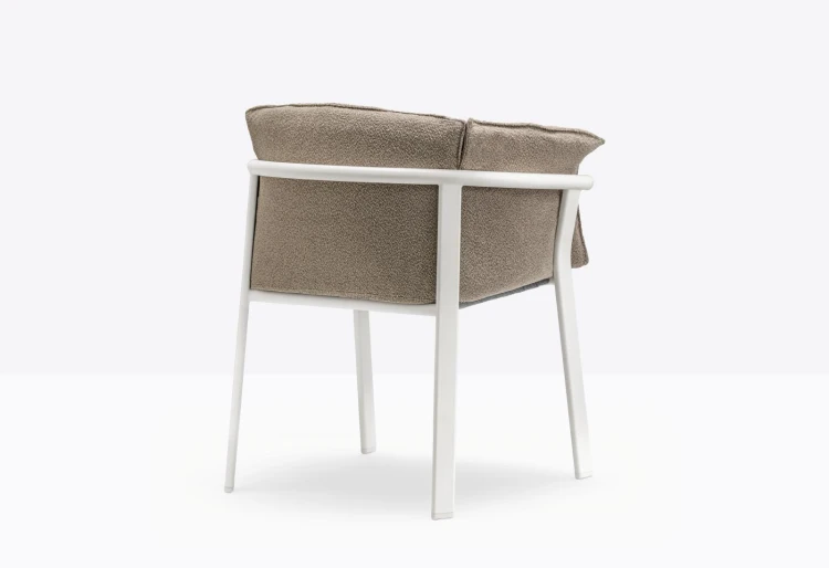krzesło Lamorisse, krzesło Pedrali, włoski design, krzesło aluminiowe, krzesło tapicerowane, krzesło z podłokietnikami, krzesło outdoorowe, eleganckie krzesło, meble włoskie, krzesło na taras, krzesło do restauracji