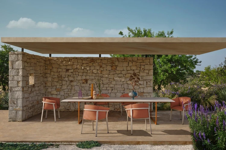 krzesło Lamorisse, krzesło Pedrali, włoski design, krzesło aluminiowe, krzesło tapicerowane, krzesło z podłokietnikami, krzesło outdoorowe, eleganckie krzesło, meble włoskie, krzesło na taras, krzesło do restauracji