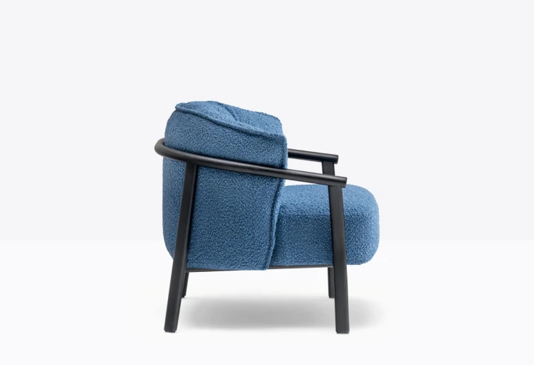 fotel Lamorisse, fotel Pedrali, włoski design, fotel drewniany, fotel tapicerowany, fotel z podłokietnikami, drewno jesionowe, meble włoskie, fotel do salonu, fotel do restauracji, komfortowe siedzisko