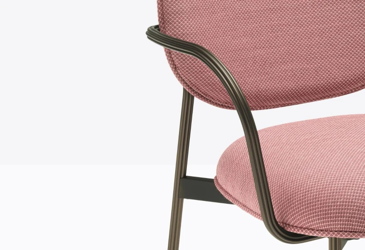 fotel Blume, fotel Pedrali, włoski design, fotel aluminiowy, fotel tapicerowany, fotel do biura, fotel do restauracji, elegancki fotel, nowoczesne meble, meble włoskie, fotel do salonu