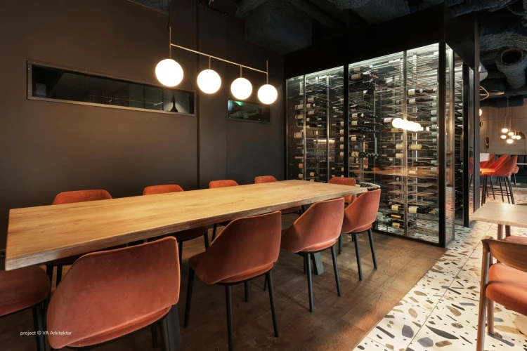 krzesło Vic, krzesło tapicerowane, eleganckie krzesło do jadalni, krzesło do restauracji, krzesło do kawiarni, krzesło na drewnianych nogach, krzesło z litego drewna, krzesło z jesionu, wygodne krzesło do stołu, designerskie krzesło