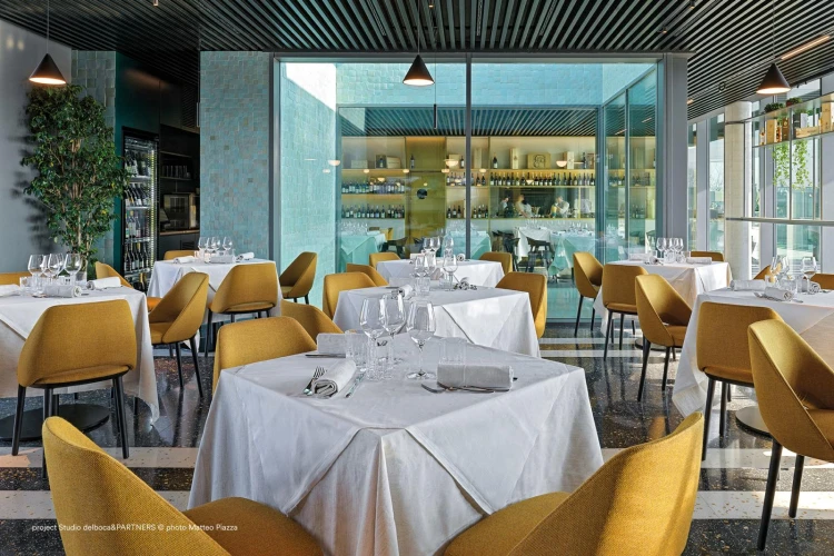 krzesło Vic, krzesło tapicerowane, eleganckie krzesło do jadalni, krzesło do restauracji, krzesło do kawiarni, krzesło na drewnianych nogach, krzesło z litego drewna, krzesło z jesionu, wygodne krzesło do stołu, designerskie krzesło
