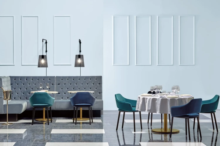 krzesło Vic, krzesło tapicerowane, eleganckie krzesło do jadalni, krzesło do restauracji, krzesło do kawiarni, krzesło na drewnianych nogach, krzesło z litego drewna, krzesło z jesionu, wygodne krzesło do stołu, designerskie krzesło