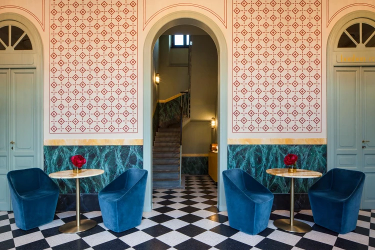 fotel Log, tapicerowany fotel, nowoczesny fotel, designerski fotel, fotel do salonu, fotel do sypialni, fotel do jadalni, fotel ergonomiczny, wygodny fotel, rzeźbiarski fotel