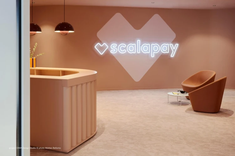 fotel Log, tapicerowany fotel, nowoczesny fotel, designerski fotel, fotel do salonu, fotel do sypialni, fotel do jadalni, fotel ergonomiczny, wygodny fotel, rzeźbiarski fotel