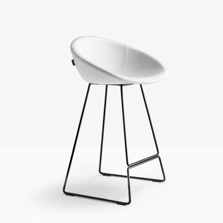 hoker Pedrali, hoker Gliss, designerski hoker, włoski design, hoker z podłokietnikami, hoker do jadalni, hoker do kuchni, hoker do restauracji, hoker do kawiarni