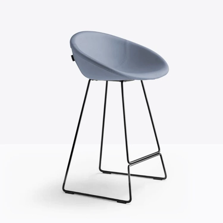 hoker Pedrali, hoker Gliss, designerski hoker, włoski design, hoker z podłokietnikami, hoker do jadalni, hoker do kuchni, hoker do restauracji, hoker do kawiarni