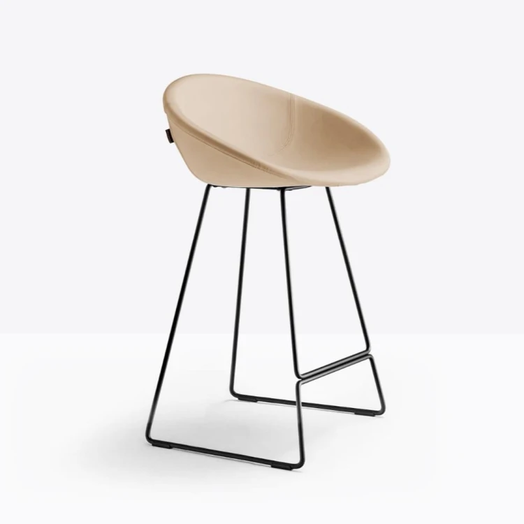 hoker Pedrali, hoker Gliss, designerski hoker, włoski design, hoker z podłokietnikami, hoker do jadalni, hoker do kuchni, hoker do restauracji, hoker do kawiarni