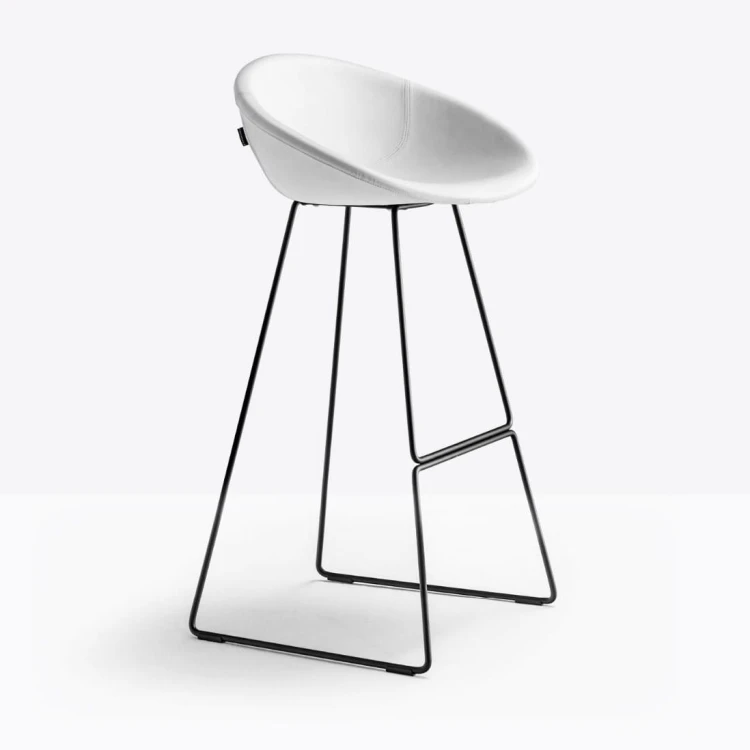 hoker Pedrali, hoker Gliss, designerski hoker, włoski design, hoker z podłokietnikami, hoker do jadalni, hoker do kuchni, hoker do restauracji, hoker do kawiarni