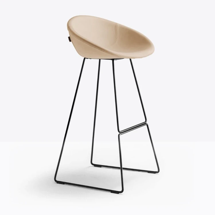 hoker Pedrali, hoker Gliss, designerski hoker, włoski design, hoker z podłokietnikami, hoker do jadalni, hoker do kuchni, hoker do restauracji, hoker do kawiarni