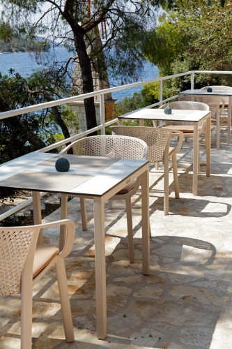 krzesło outdoor, nowoczesne krzesło, meble ogrodowe, odporność na warunki, perforowane oparcie, podłokietniki, ergonomia, komfort, styl industrialny, sztaplowanie, ogródek restauracyjny, balkon, trwałość, design