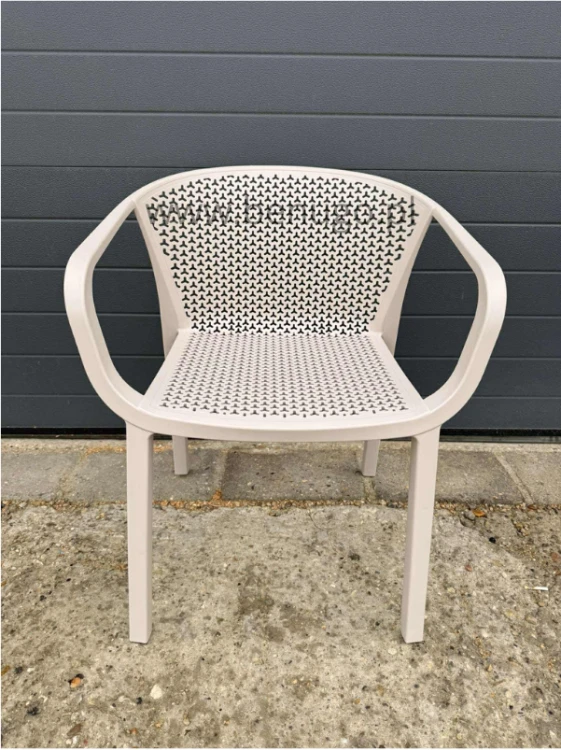 krzesło outdoor, nowoczesne krzesło, meble ogrodowe, odporność na warunki, perforowane oparcie, podłokietniki, ergonomia, komfort, styl industrialny, sztaplowanie, ogródek restauracyjny, balkon, trwałość, design