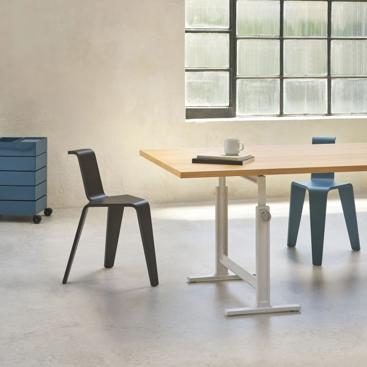Magis_aka_stool_ambient_multi_SD170_black_petrol-blue_brut_table_trestles_TV2530_veneered_oak_gallery.jpg