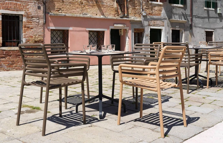 zestaw stół Spritz i krzesła Doga, stół Spritz, krzesło Doga, krzesło z tworzywa, stół z tworzywa, zestaw tarasowy, meble tarasowe, meble ogrodowe, meble HoReCa